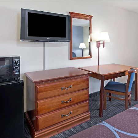Super 8 By Wyndham Suwanee Hotel Екстериор снимка