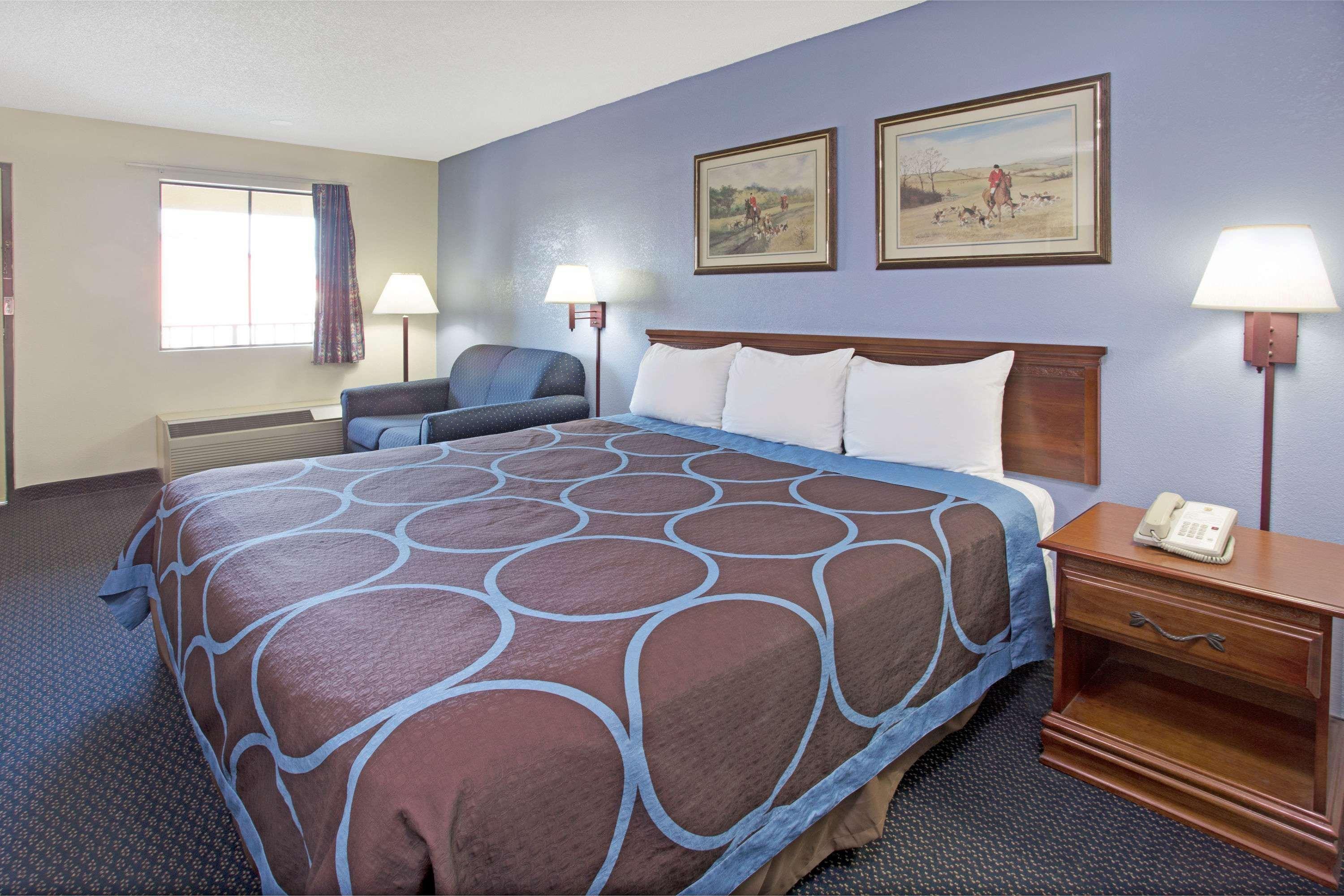 Super 8 By Wyndham Suwanee Hotel Екстериор снимка