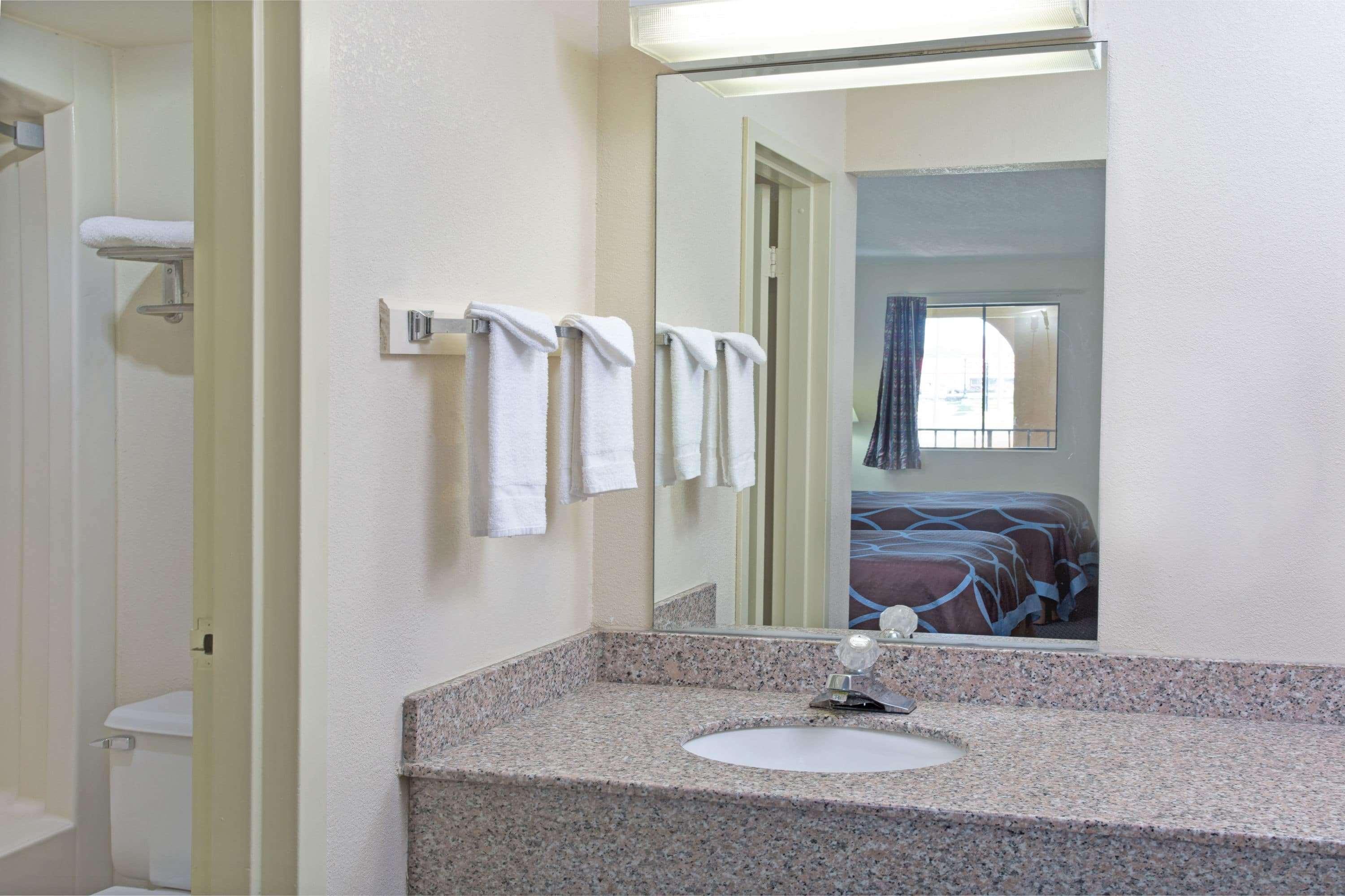 Super 8 By Wyndham Suwanee Hotel Екстериор снимка