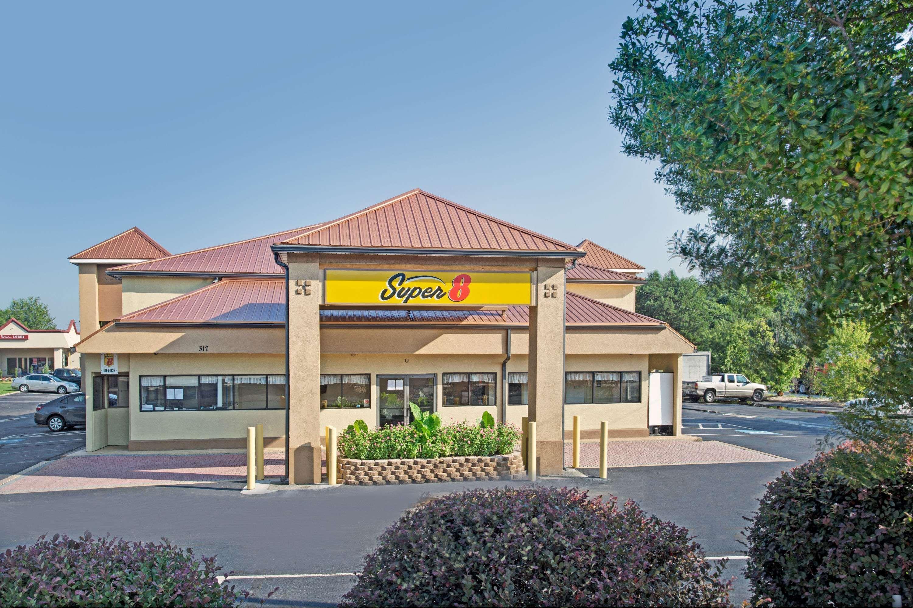 Super 8 By Wyndham Suwanee Hotel Екстериор снимка