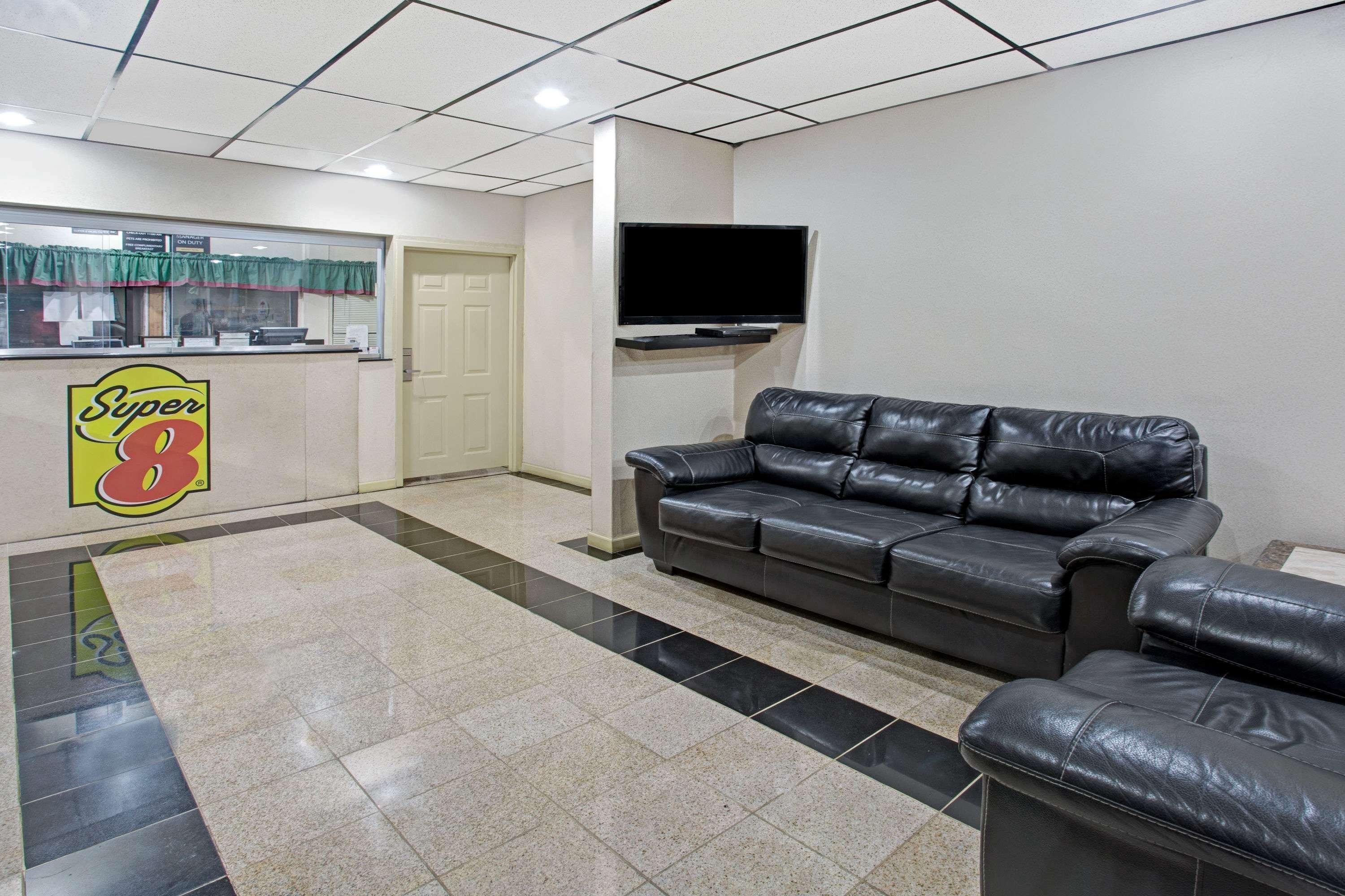 Super 8 By Wyndham Suwanee Hotel Екстериор снимка