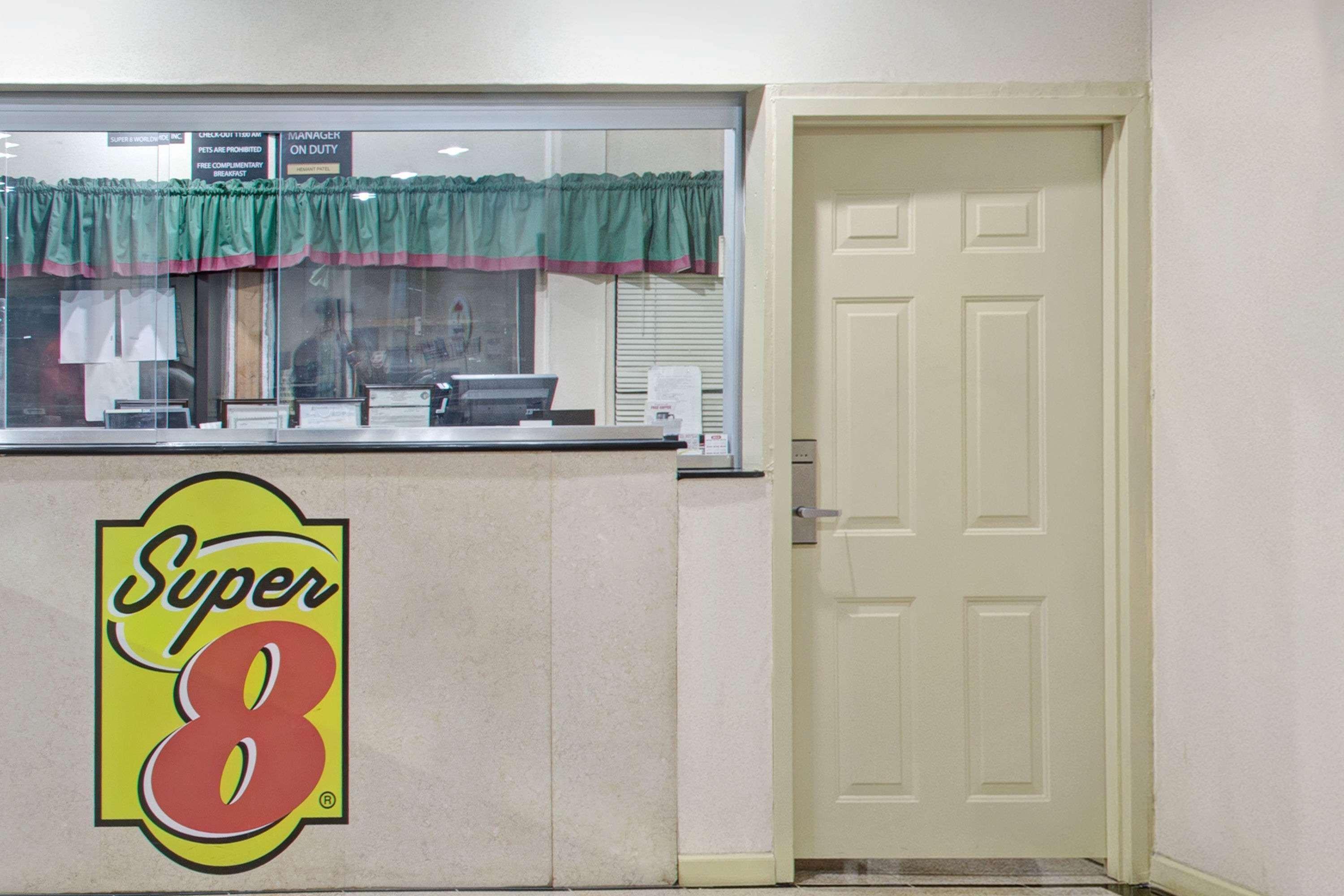 Super 8 By Wyndham Suwanee Hotel Екстериор снимка
