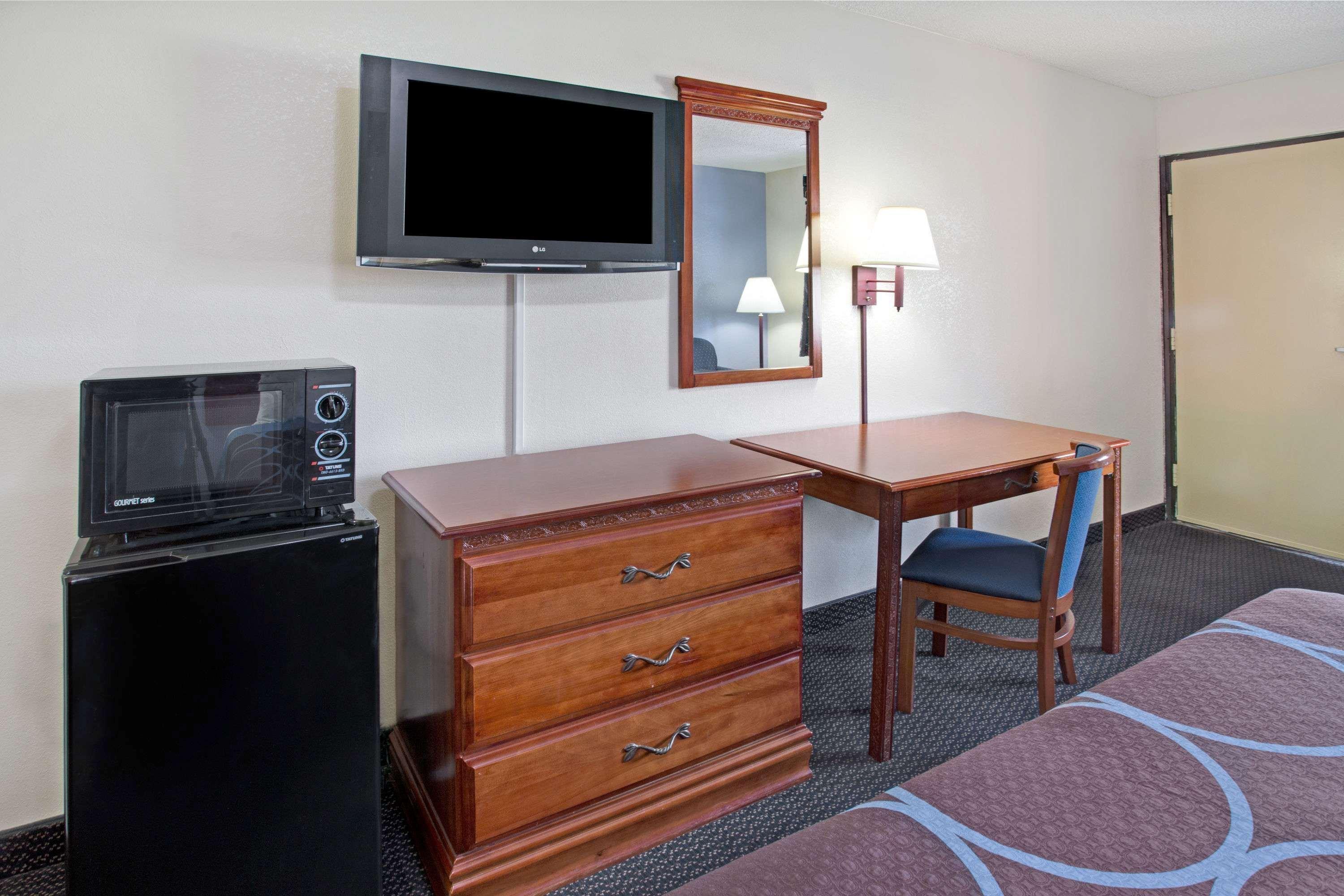 Super 8 By Wyndham Suwanee Hotel Екстериор снимка