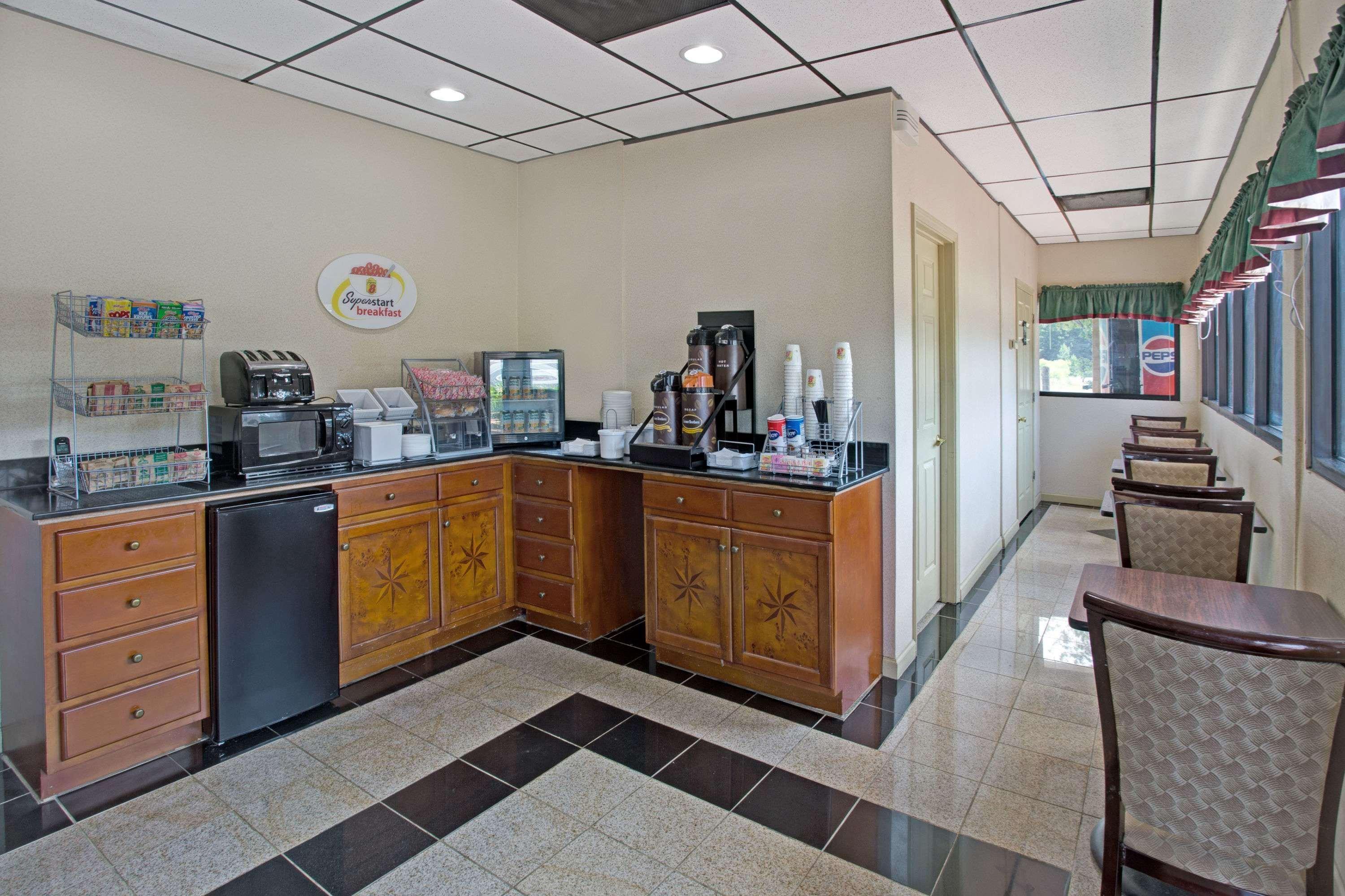 Super 8 By Wyndham Suwanee Hotel Екстериор снимка