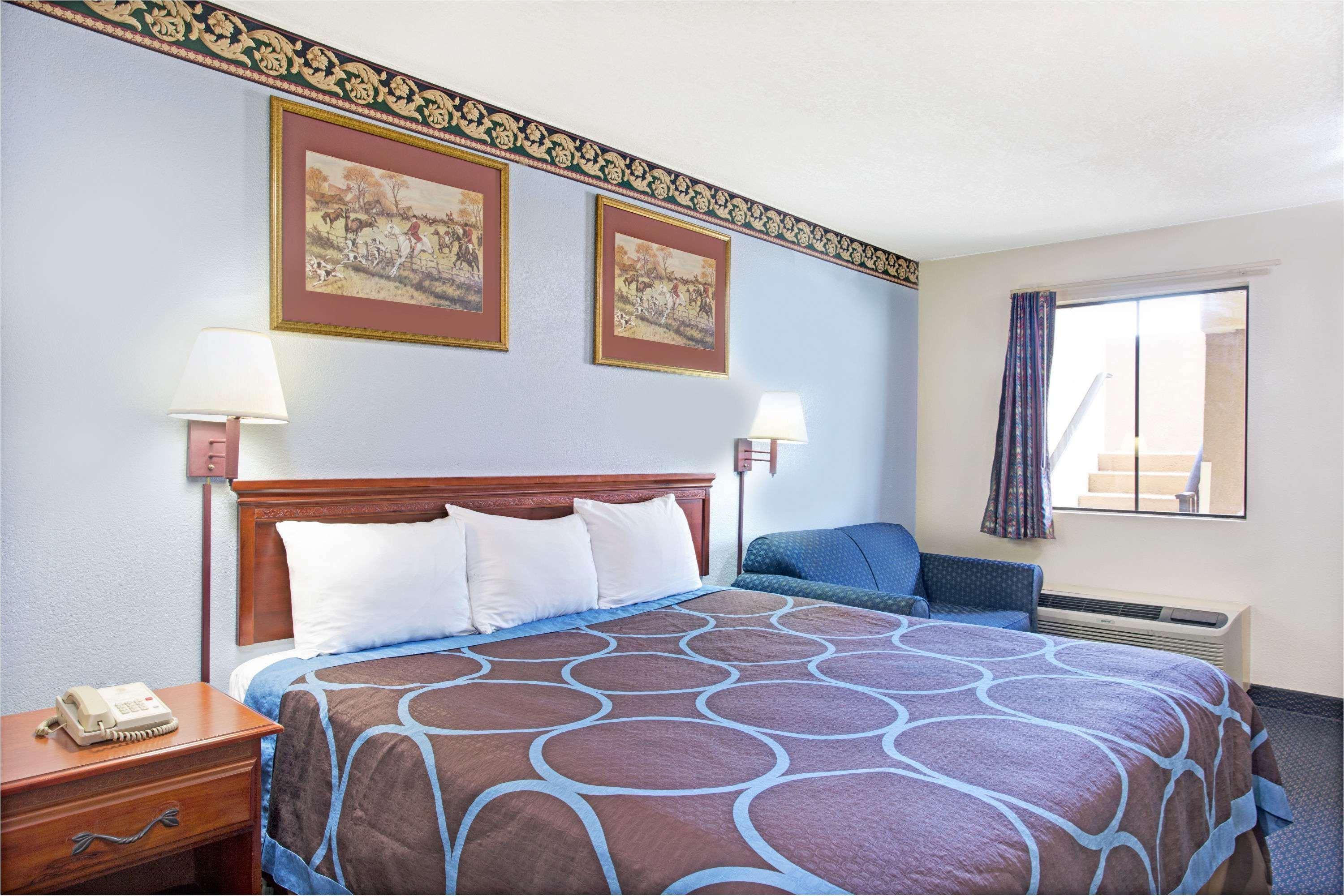 Super 8 By Wyndham Suwanee Hotel Екстериор снимка