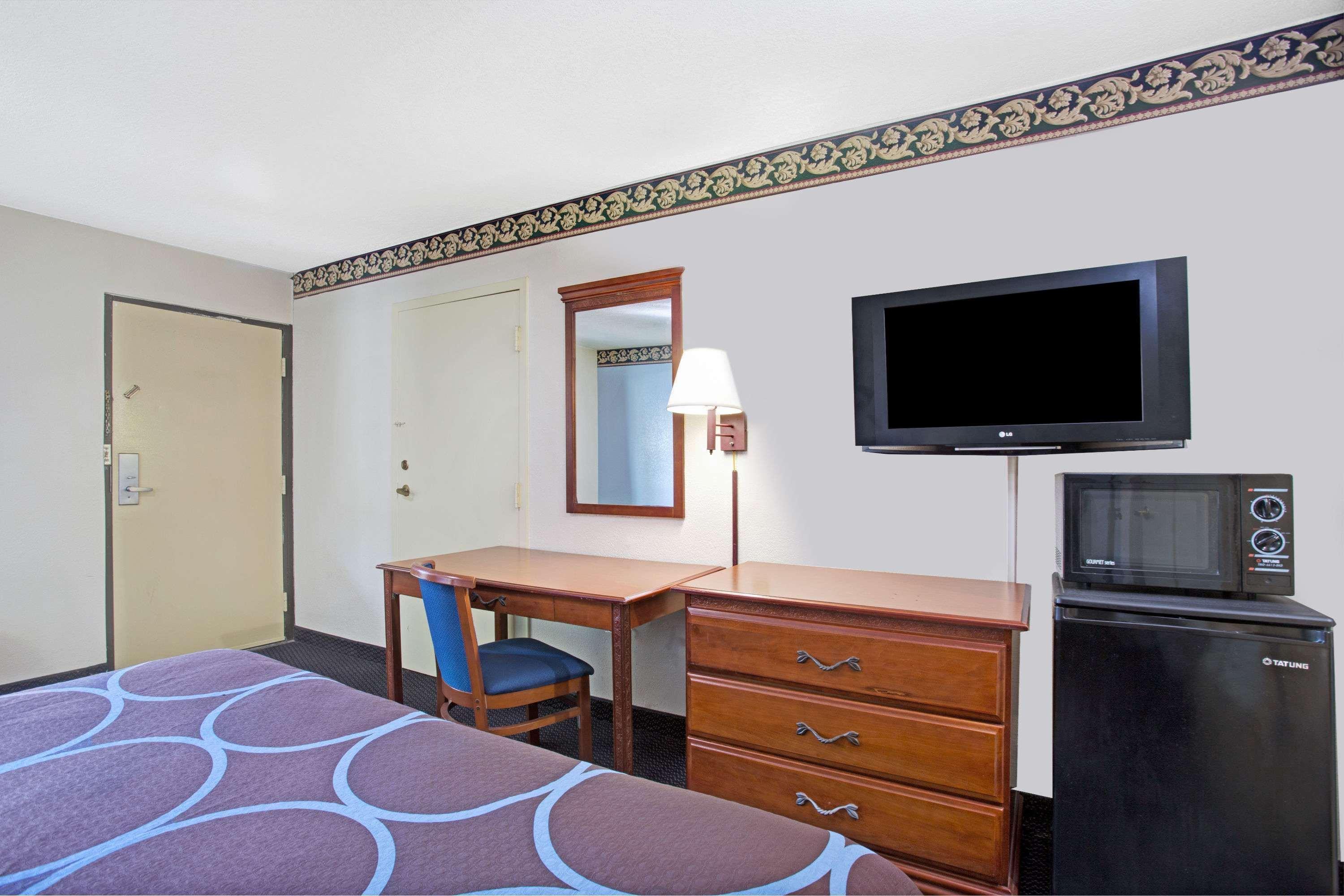 Super 8 By Wyndham Suwanee Hotel Екстериор снимка