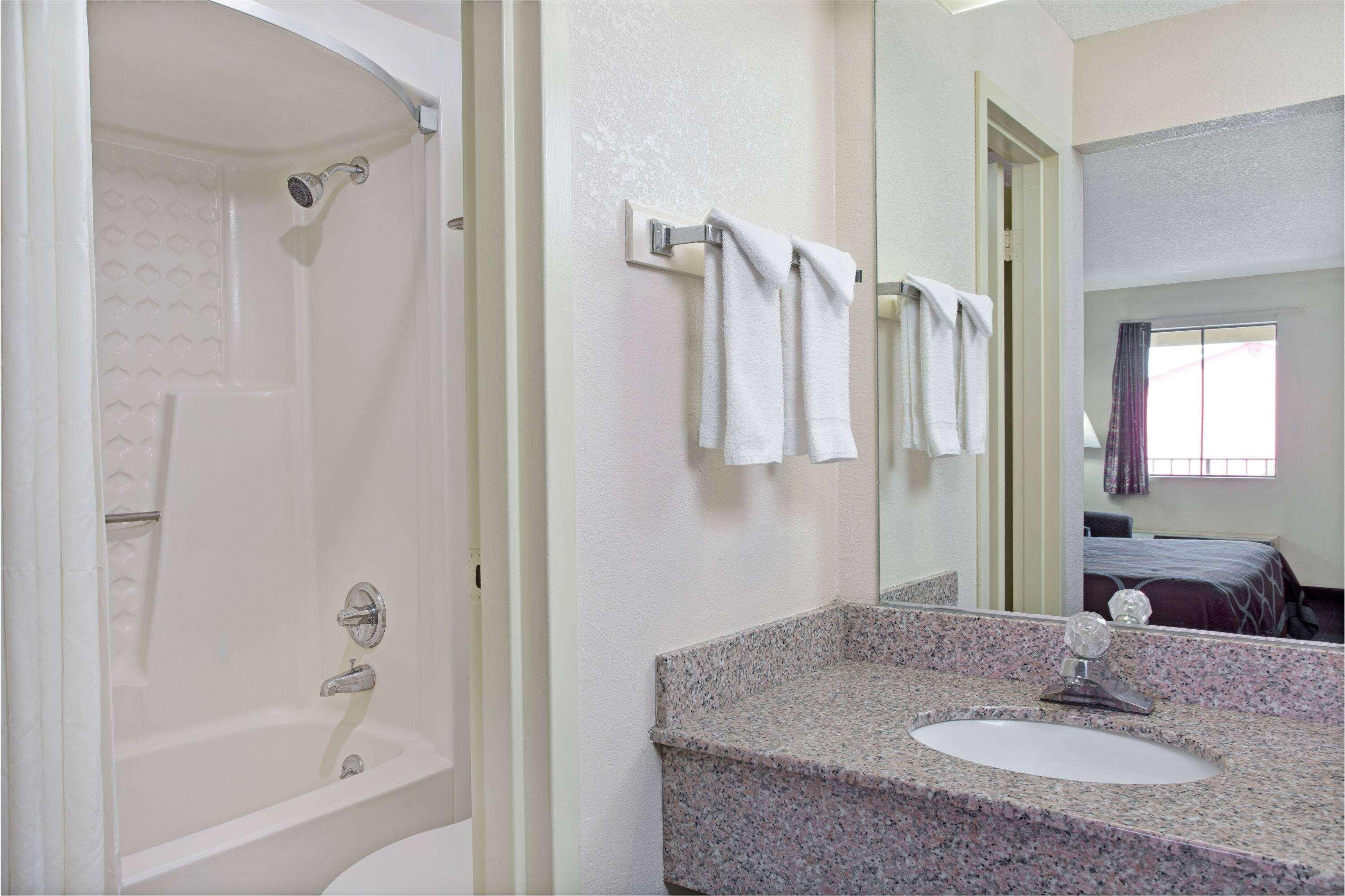 Super 8 By Wyndham Suwanee Hotel Екстериор снимка