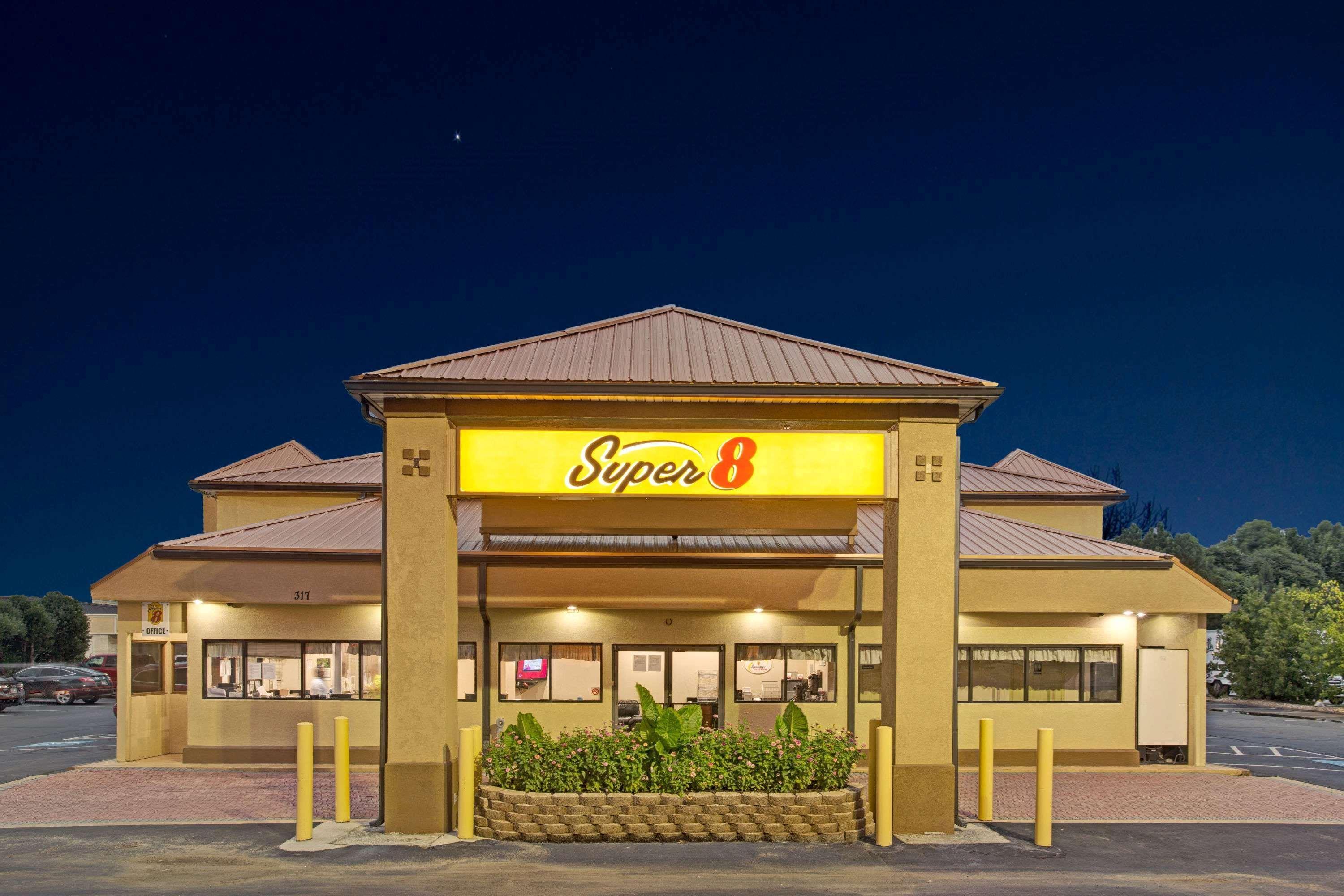 Super 8 By Wyndham Suwanee Hotel Екстериор снимка