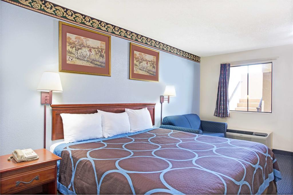Super 8 By Wyndham Suwanee Hotel Екстериор снимка